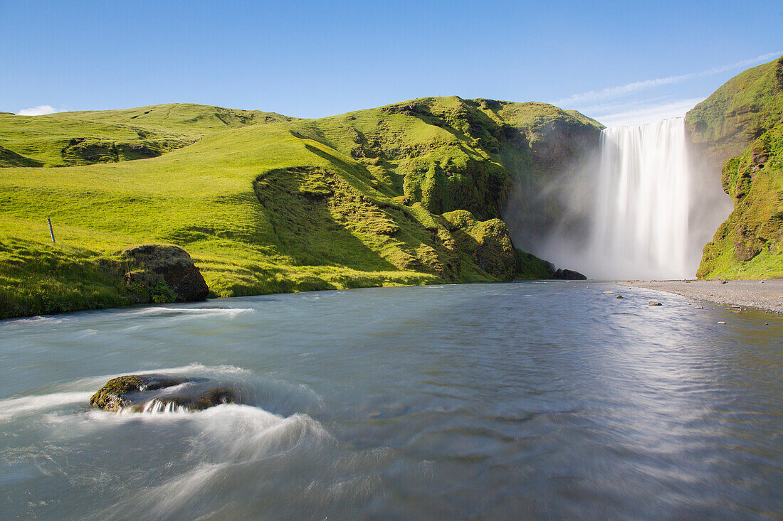 Skogafoss, 63m hoher Wasserfall, Sommer, Island