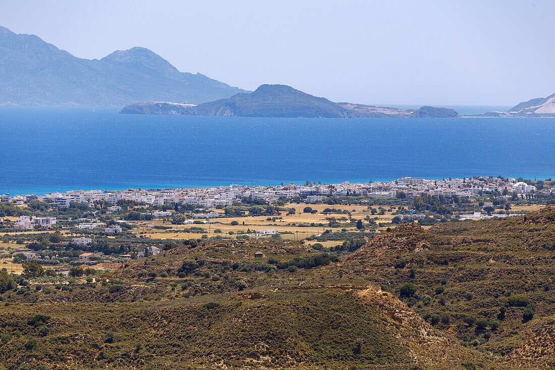 Ausblick die Südküste und Kardamena auf der Insel Kos und auf die Inseln Nisi Giali und Nissyros (Nissiros, Nisiros) in Griechenland