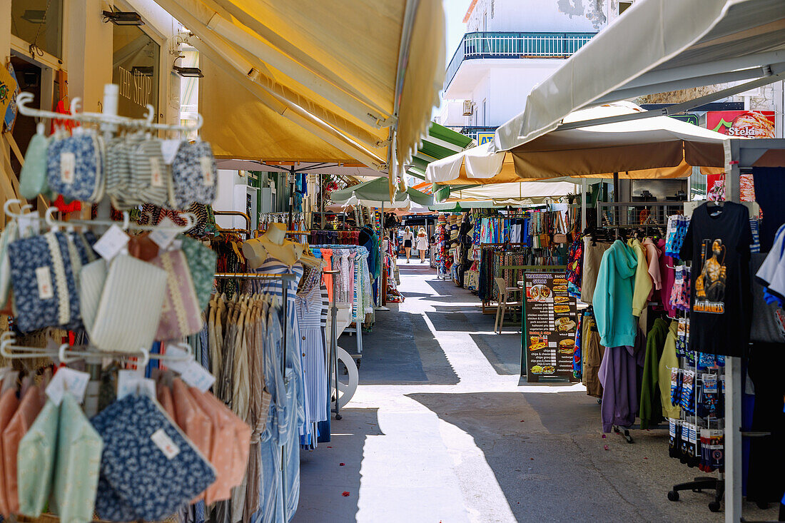 Ladengasse im Zentrum von Kardamena auf der Insel Kos in Griechenland