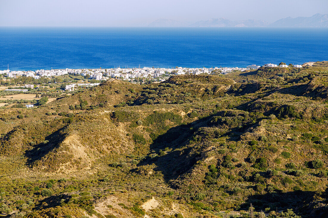 Ausblick von der Burg von Antimachia (Kastro) auf Südküste und Kardamena auf der Insel Kos in Griechenland