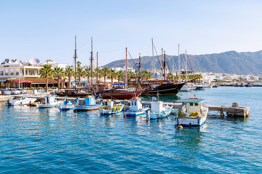 Fischerboote und Ausflugschiffe im Hafen in Kardamena auf der Insel Kos in Griechenland