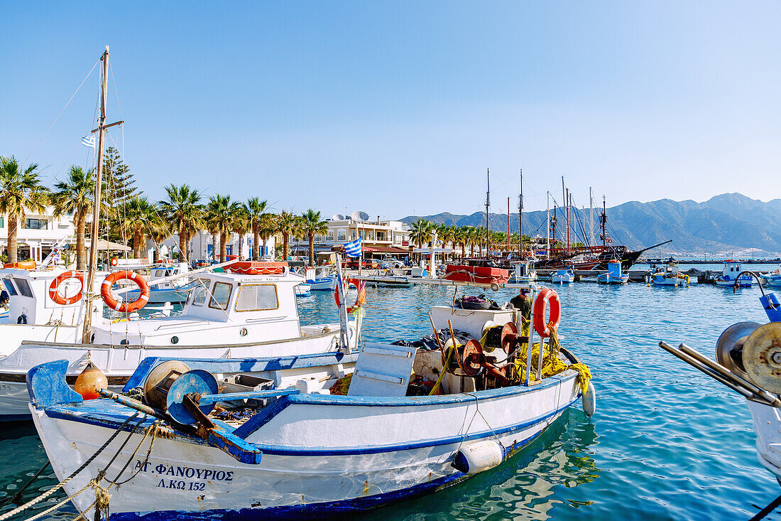 Fischerboote im Hafen in Kardamena auf der Insel Kos in Griechenland