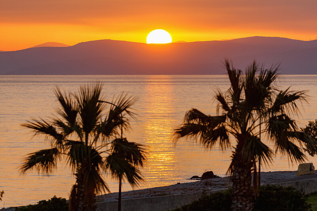 Sonnenuntergang hinter der türkischen Küste am Strand von Tigaki (Tingaki) auf der Insel Kos in Griechenland