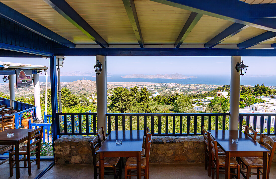 Taverna Sunset Balcony am frühen Morgen in Zia auf der Insel Kos in Griechenland