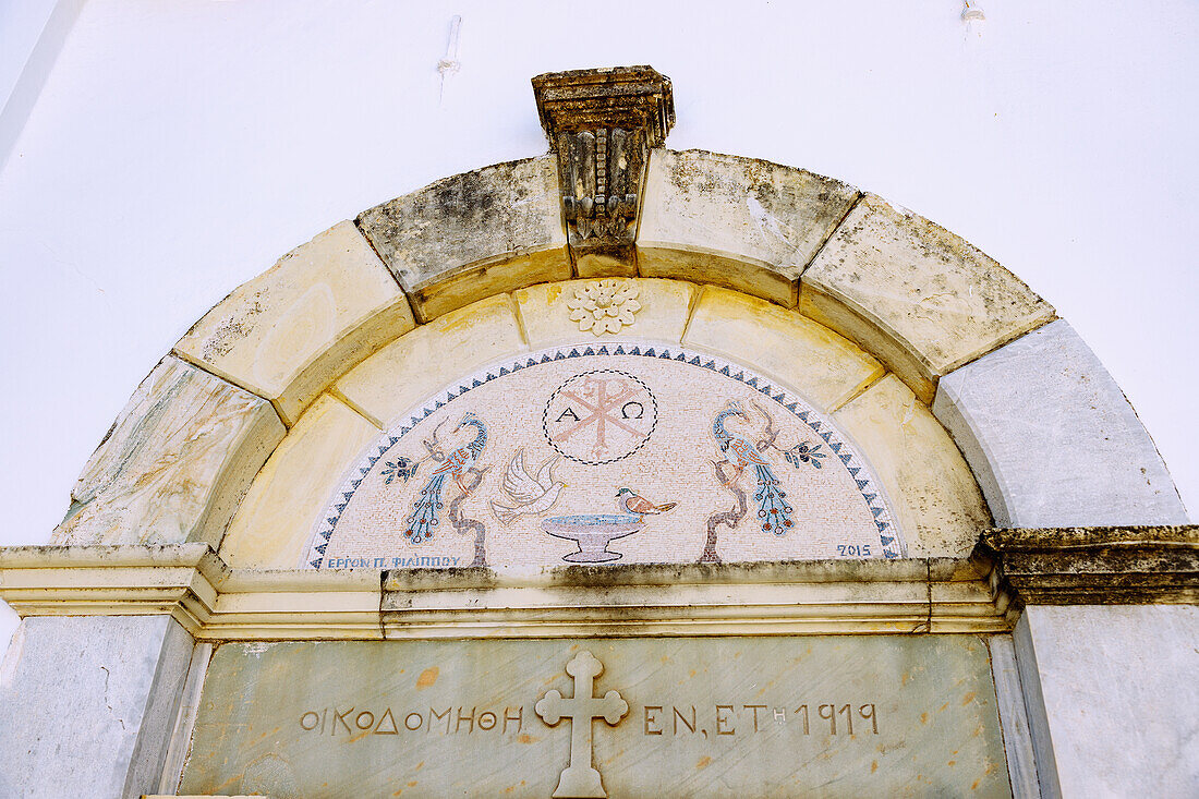 Portal der Kirche Agios Georgios (Kimissis tis Theotoku) mit Pfauenmosaik im Bergdorf Zia auf der Insel Kos in Griechenland