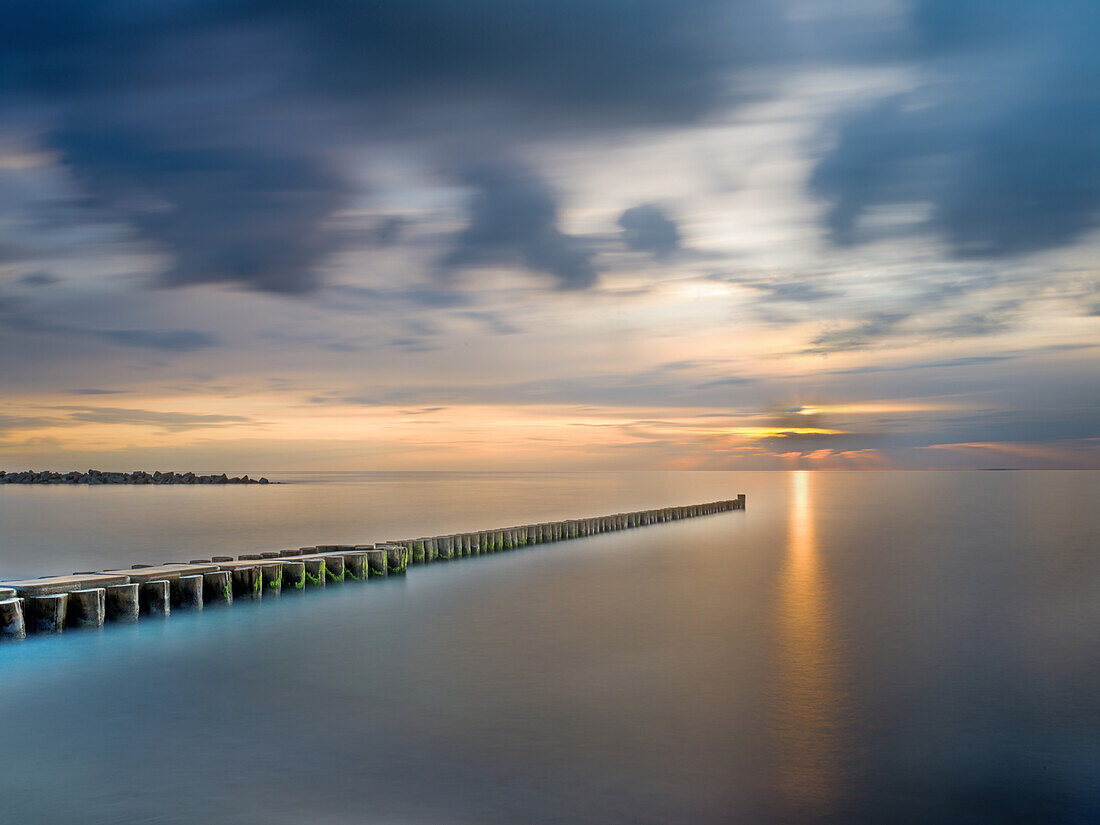  Sunset in front of the beach of Ahrenshoop, Ahrenshoop, Baltic Sea, Fischland, Darß, Zingst, Vorpommern-Rügen district, Mecklenburg-Vorpommern, Western Pomerania region, Germany, Europe 