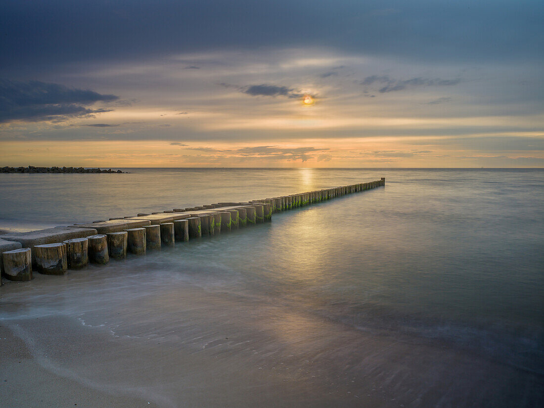 Sonnenuntergang am Strand von Ahrenshoop, Ahrenshoop, Ostsee, Fischland, Darß, Zingst, Mecklenburg-Vorpommern, Landesteil Vorpommern, Deutschland, Europa