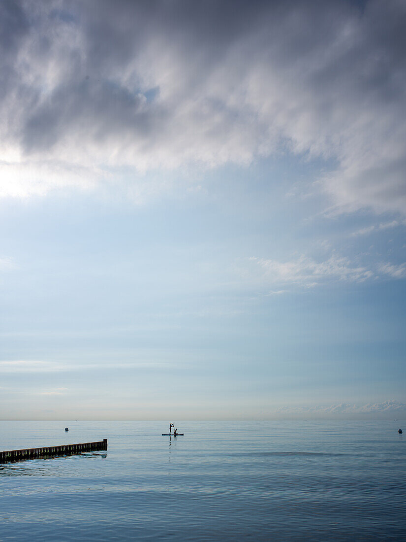  Stand-up paddling on the Baltic Sea near Ahrenshoop, Ahrenshoop, Baltic Sea, Fischland, Darß, Zingst, Vorpommern-Rügen district, Mecklenburg-Vorpommern, Western Pomerania region, Germany, Europe 