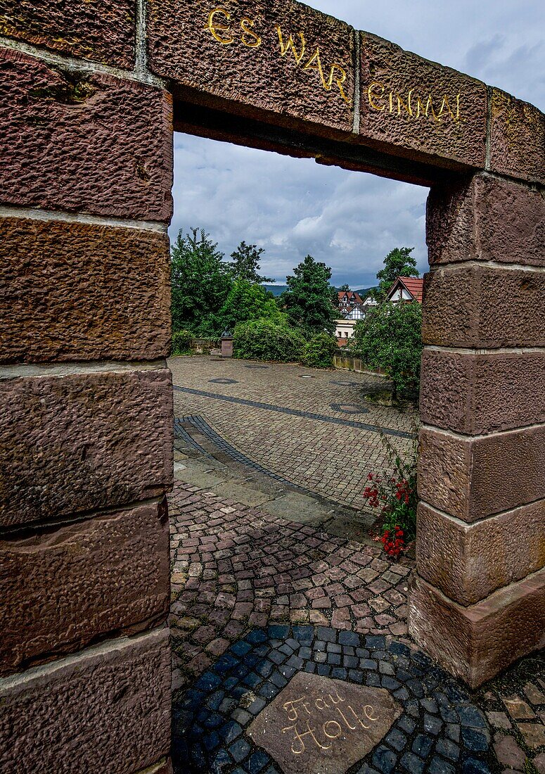 Blick durch Torbogen mit Schriftzug 'Es war einmal' auf den Märchenplatz, Märchenviertel Niederzwehren, Kassel, Hessen, Deutschland