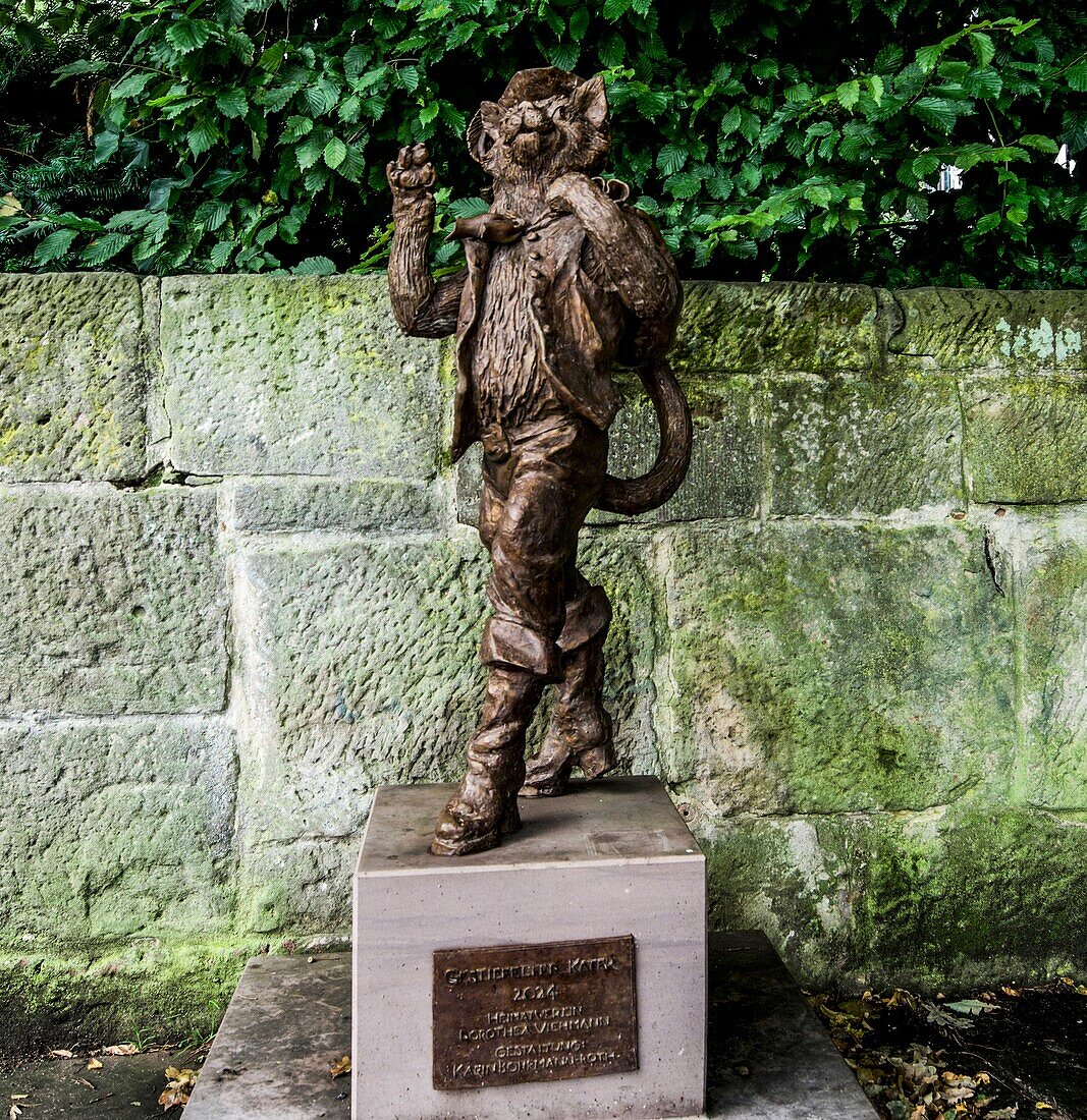 Skulptur Gestiefelter Kater, Märchenviertel Niederzwehren, Kassel, Hessen, Deutschland