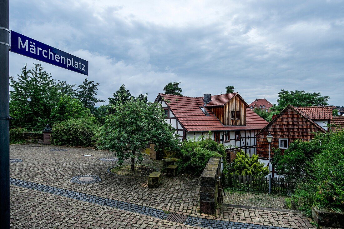  View from the Märchenplatz to half-timbered houses in the Märchenviertel, Niederzwehren, Kassel, Hesse, Germany 