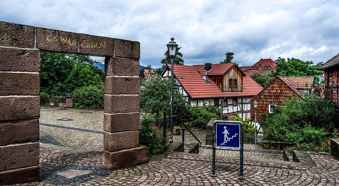 Torbogen mit Schriftzug am Märchenplatz vor Fachwerkhäuser, Märchenviertel, im Hintergrund Dorothea-Viehmann-Schule, Niederzwehren, Kassel, Hessen, Deutschland