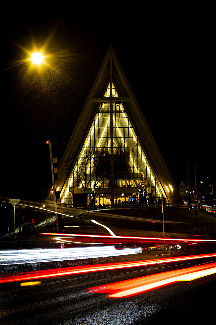 Eismeerkathedrale in Tromsø in der Nacht