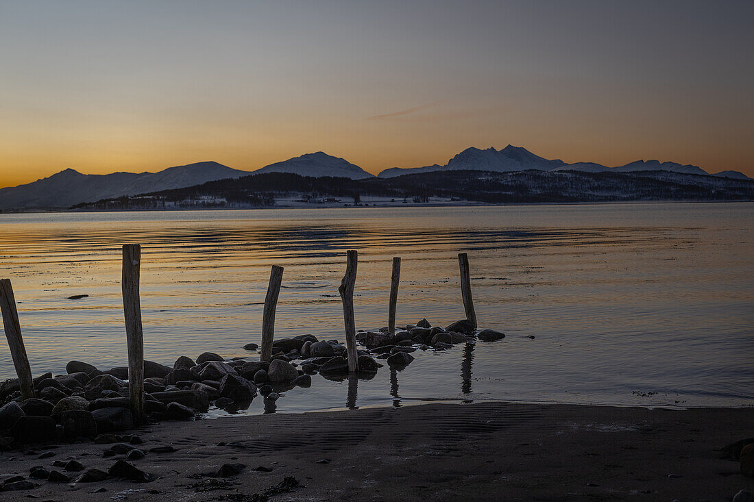 Winter in der Region Trömso, Kvaloysletta, mit Bergen im Dämmerungslicht