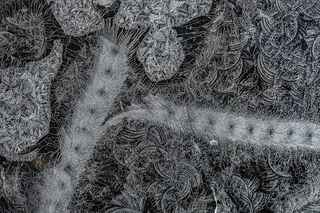  Hoarfrost on window pane 