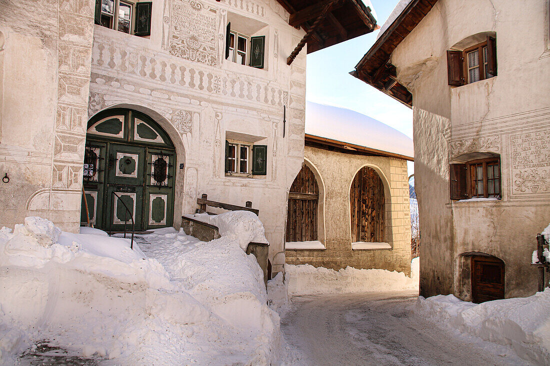 Guarda im Winter mit den typischen traditionellen Sgraffito Häusern, Unterengadin, Schweiz