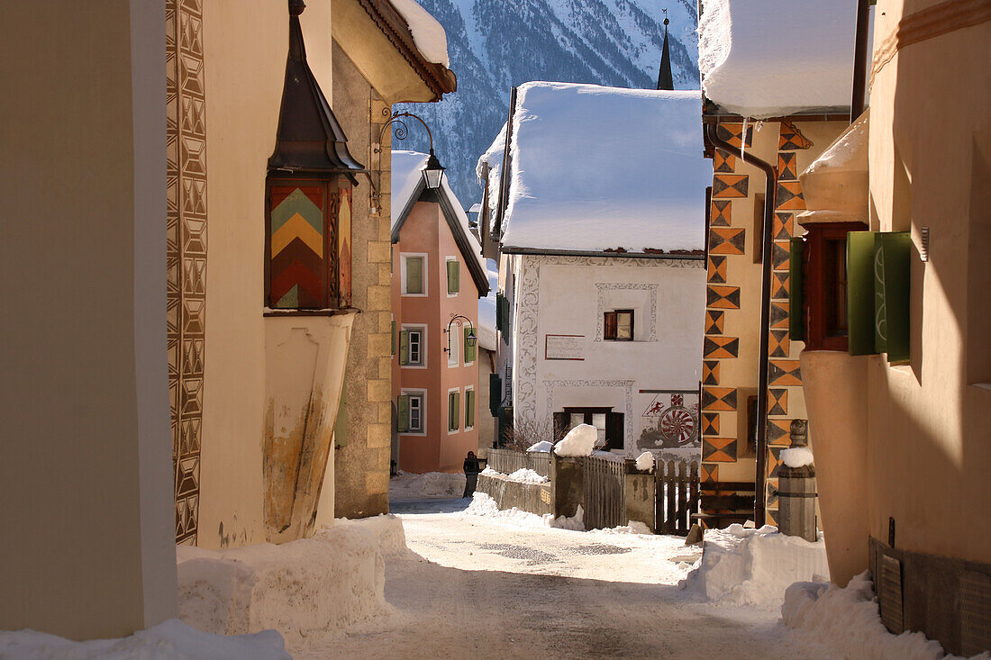 Guarda im Winter mit den typischen traditionellen Sgraffito Häusern, Unterengadin, Schweiz