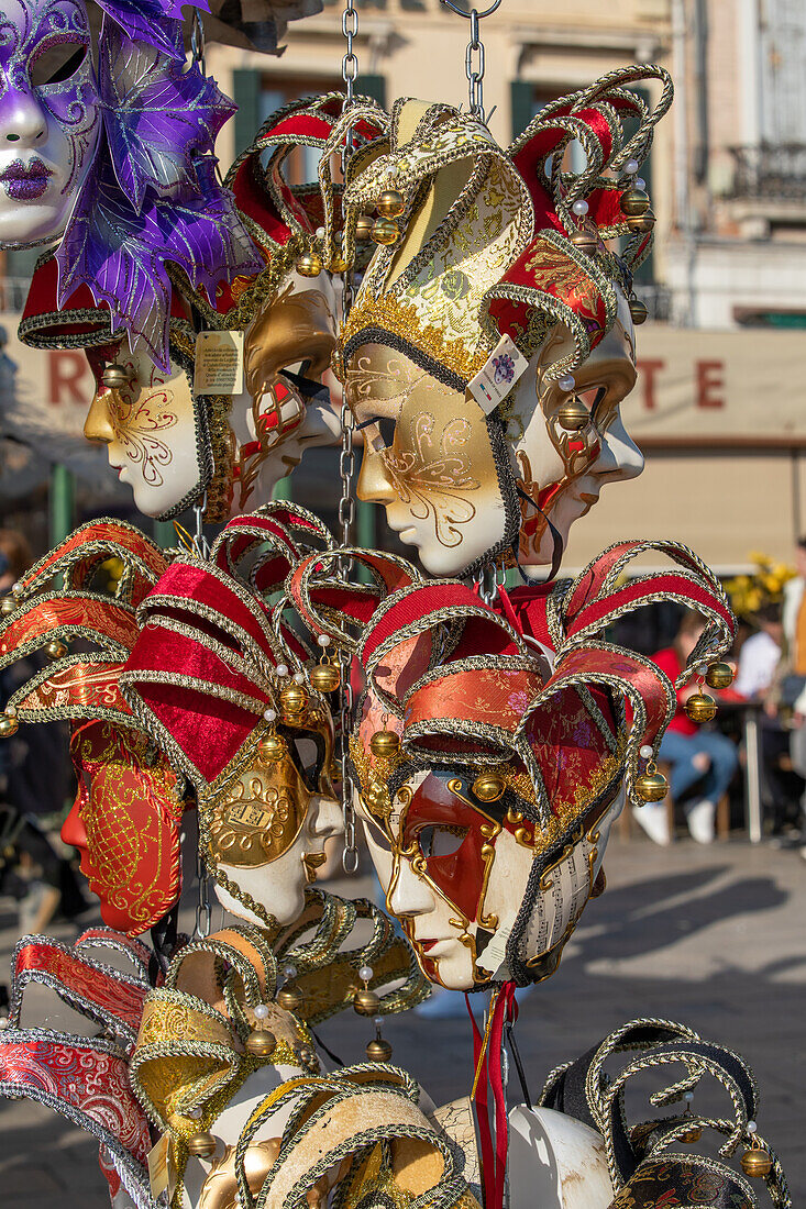 Verkauf von Karnevalsmasken auf dem Markusplatz, Venedig, Venetien, Norditalien, Italien, Europa