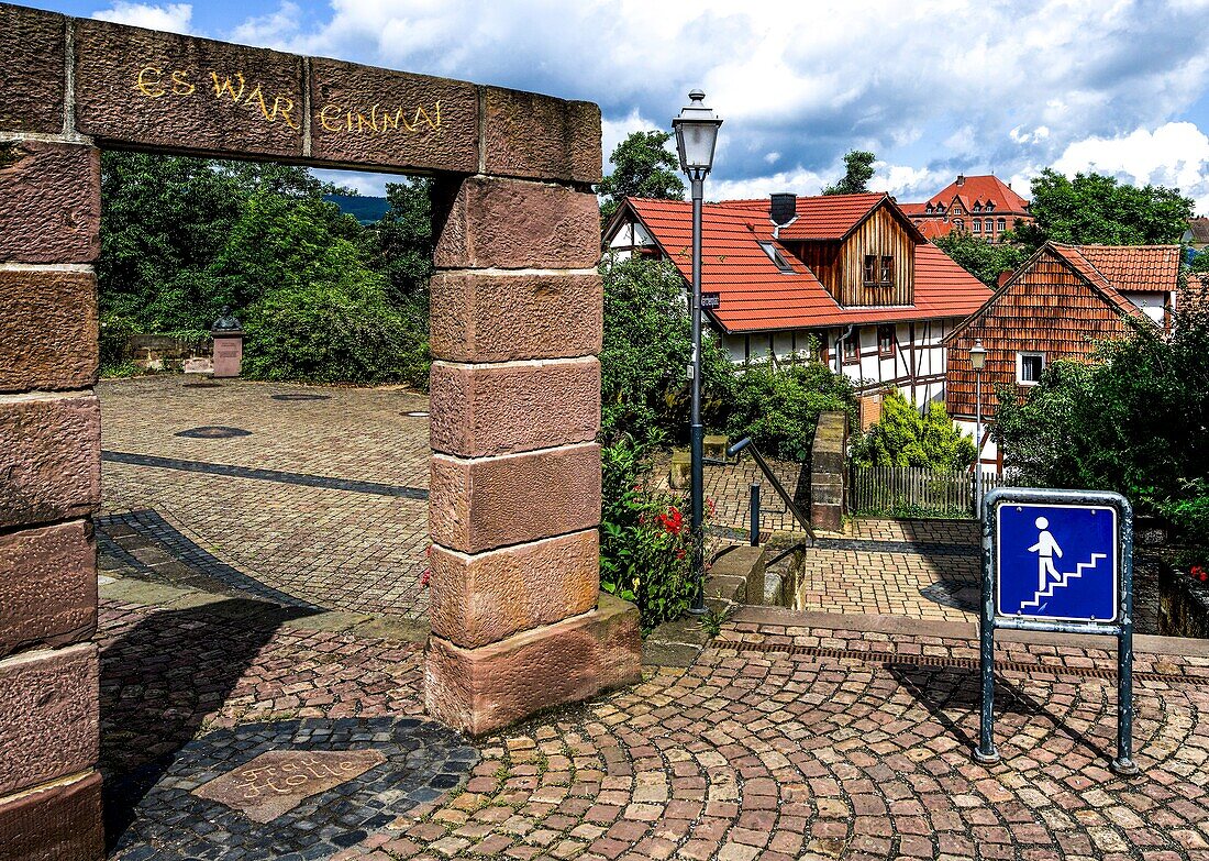 Märchenviertel Niederzwehren, Märchenplatz, Blick auf das Märchenviertel, im Hintergrund Dorothea-Viehmann-Schule, Kassel, Hessen, Deutschland