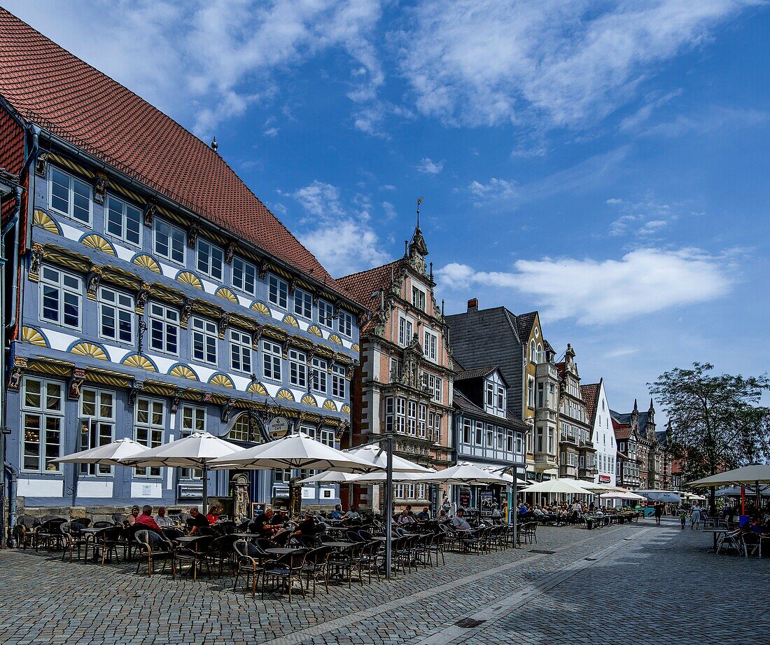  Outdoor dining in Osterstraße, Stiftsherrenhaus and Leist-Haus, Old Town of Hameln, Lower Saxony, Germany 