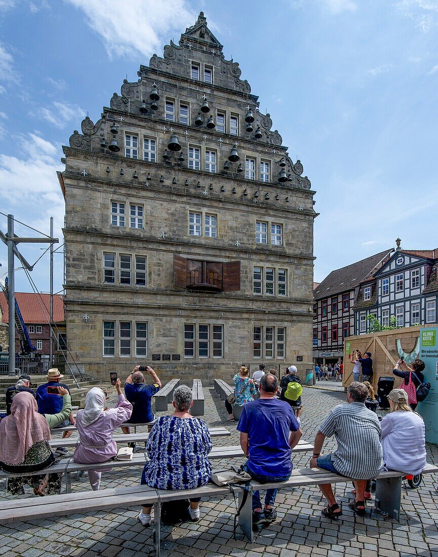  Audience on the market of Hameln during the performance of the puppet show at the Wedding House, Hameln, Lower Saxony, Germany 