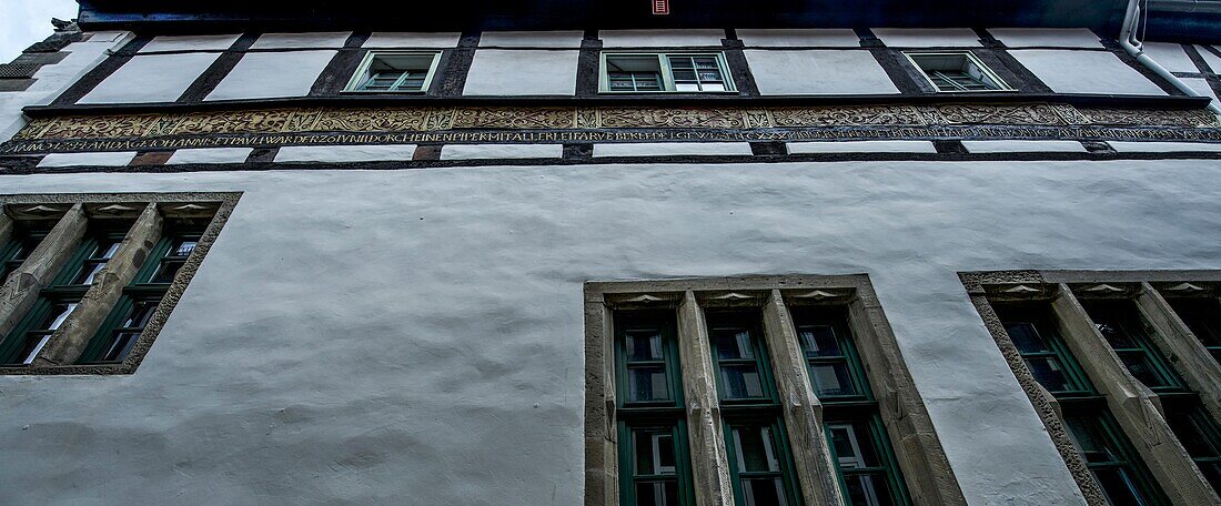 Rattenfängerhaus in Hameln, Inschrift über den Auszug der Hamelner Kinder 1284, Bungelosenstraße, Altstadt von Hameln, Niedersachsen, Deutschland