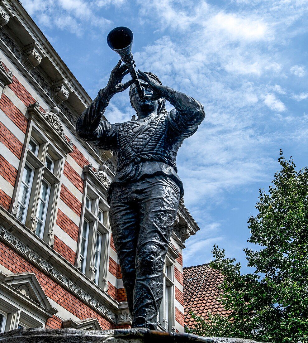  Pied Piper Fountain in Osterstrasse, Old Town of Hameln, Lower Saxony, Germany 