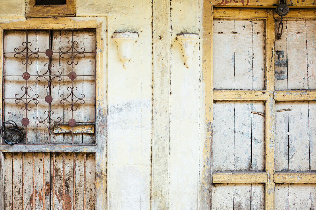  Pune, Indien Türen und Fenster, Fassade, alte Architektur 