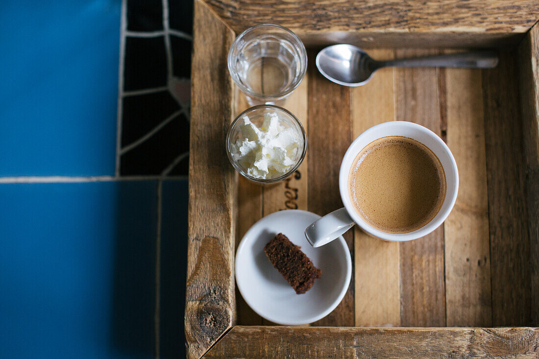  Niederlande, Kaffee, Brownie und Sahne, Kaffeepause, Kaffee mit Wasser, Tablett 