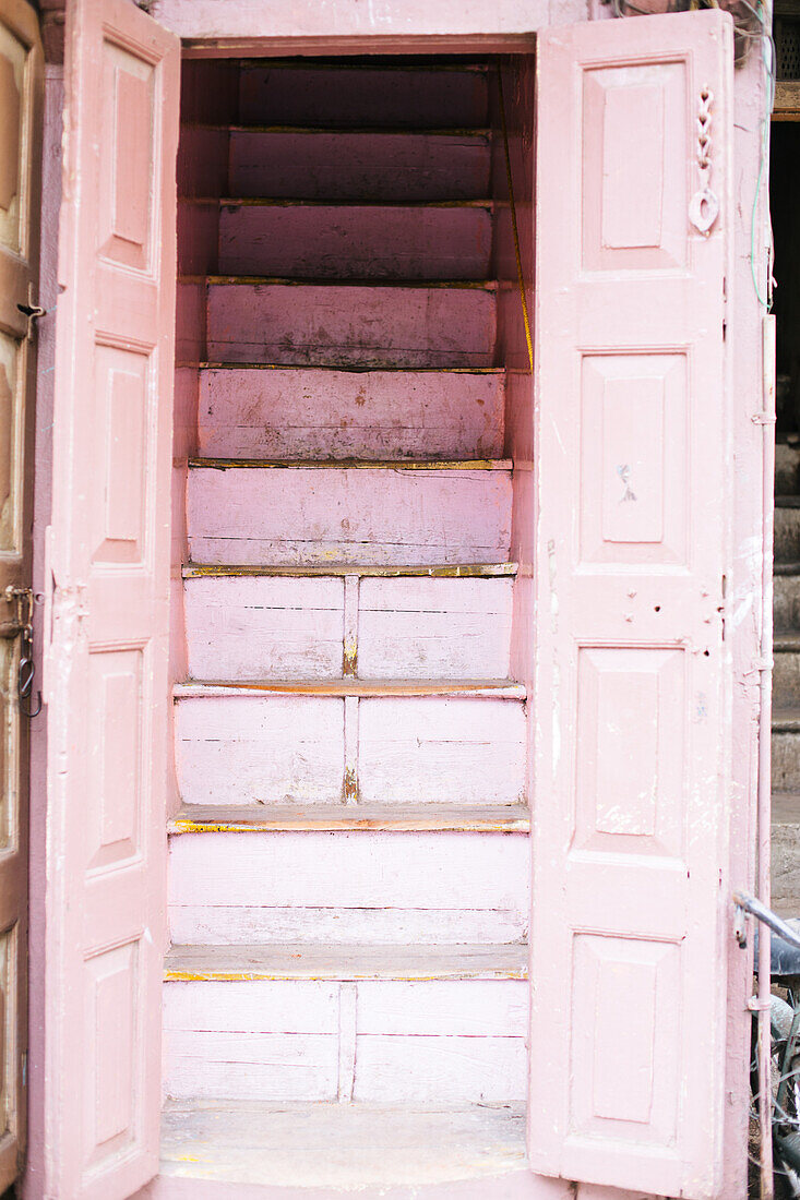  Pune, Indien, Treppe, rosa, Treppe zu einem Haus, Vintage-Architektur 