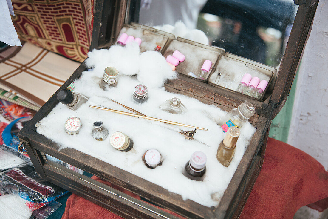 Pune, India, Ear cleaning vendor