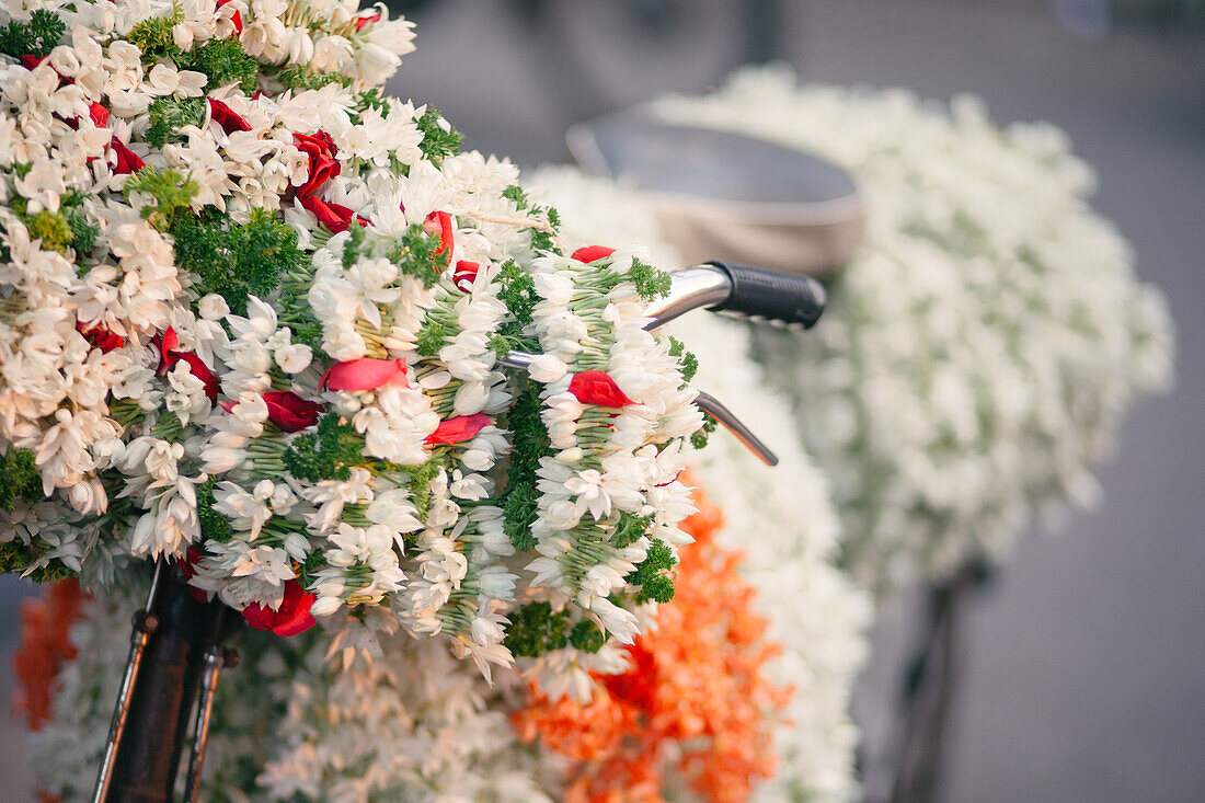  Pune, Indien, Blumenhändler verkauft Blumen auf dem Fahrrad. Jasminblüten 