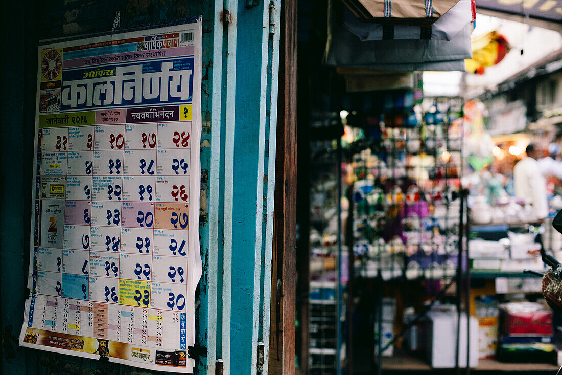  Pune, Indien, indischer Kalender hängt in einem Geschäft 