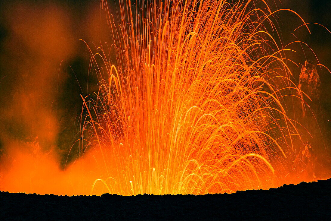  Tephra während eines Vulkanausbruchs, Mount Yasur, Insel Tanna, Vanuatu 