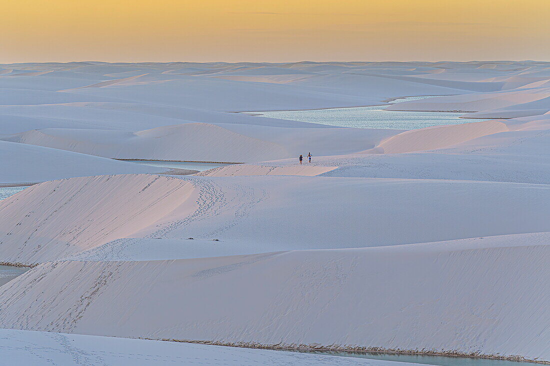  Touristen auf Sanddünen in der Nähe von Süßwasserseen, Lencois Maranhenses Nationalpark, Brasilien 