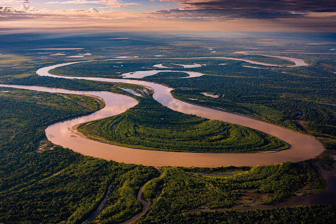  Der Fluss Madre de Dios schlängelt sich durch den Amazonas-Regenwald, Bolivien 