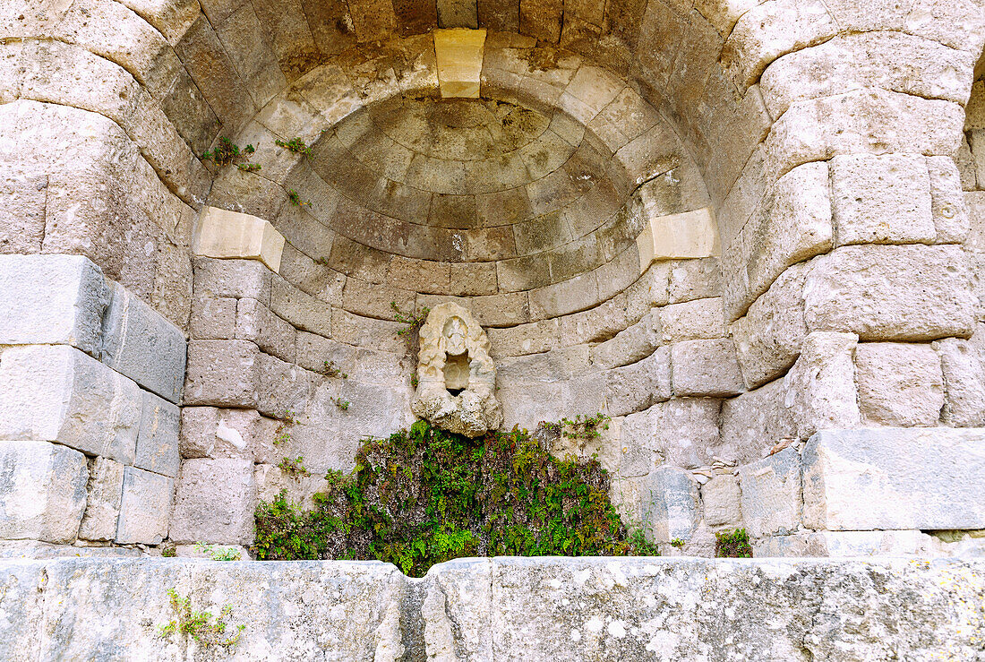 Asklipieion (Asklipion) auf der Insel Kos in Griechenland: Untere Terrasse, einstige Brunnennische mit Relief des Hirtengotts Pan