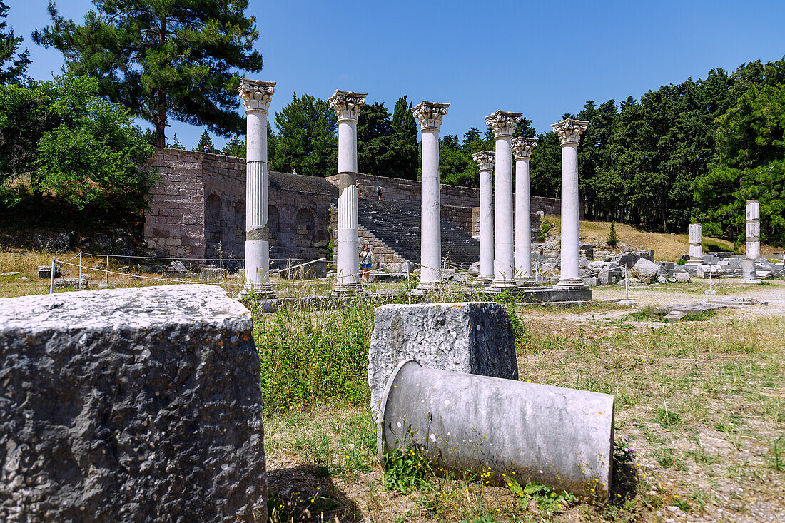 Asklipieion (Asklipion) auf der Insel Kos in Griechenland: Mittlere Terrasse, Ionische Säulen, Apollon-Tempel (Tempel des Apollo, Apollo-Tempel) (links) und Asklipios-Tempel (Tempel des Asklipios (rechts)