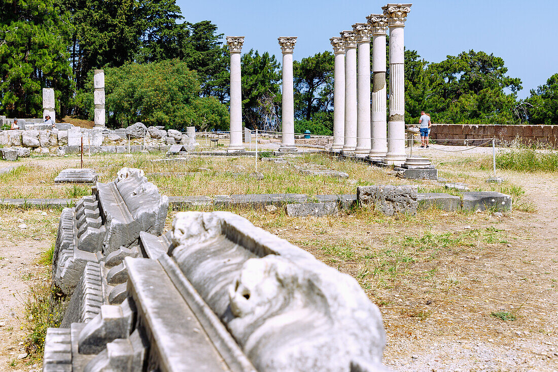  Asklipieion (Asklipion) on the island of Kos in Greece: Middle terrace, Ionic columns, Apollo Temple (Temple of Apollo, Apollo Temple) 