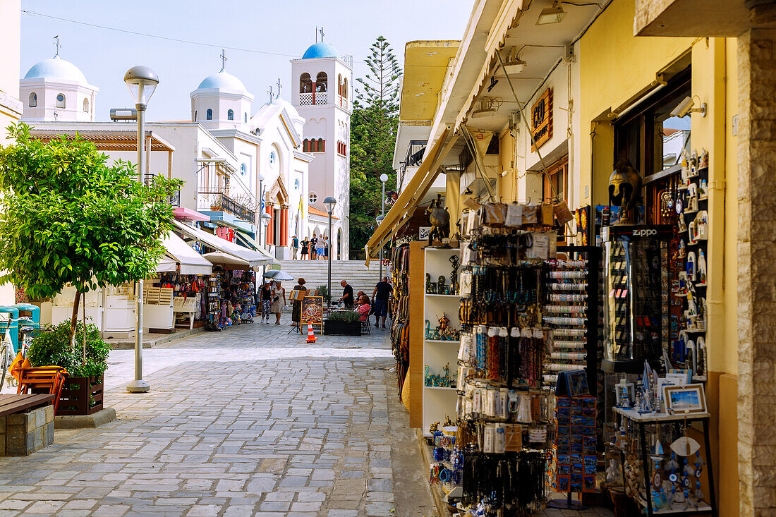 Odos Ipsilantou mit Souvenirshops und Kirche Agia Paraskevi in Kos-Stadt auf der Insel Kos in Griechenland