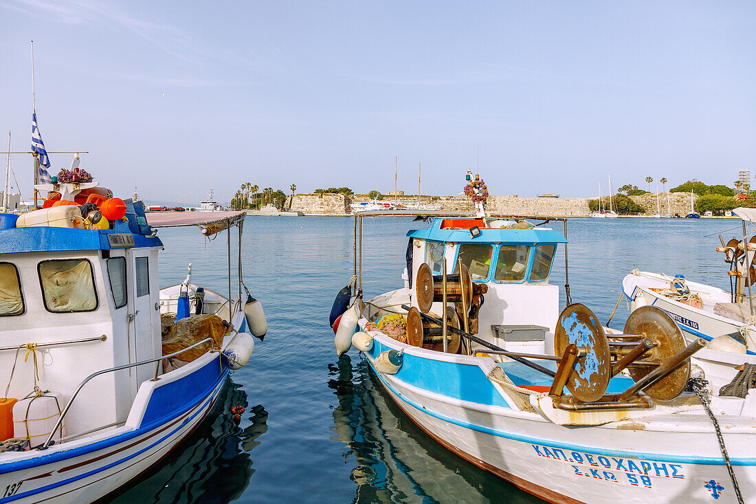 Hafen mit Fischerbooten und Blick auf Johanniterkastell Neratzia in Kos-Stadt auf der Insel Kos in Griechenland