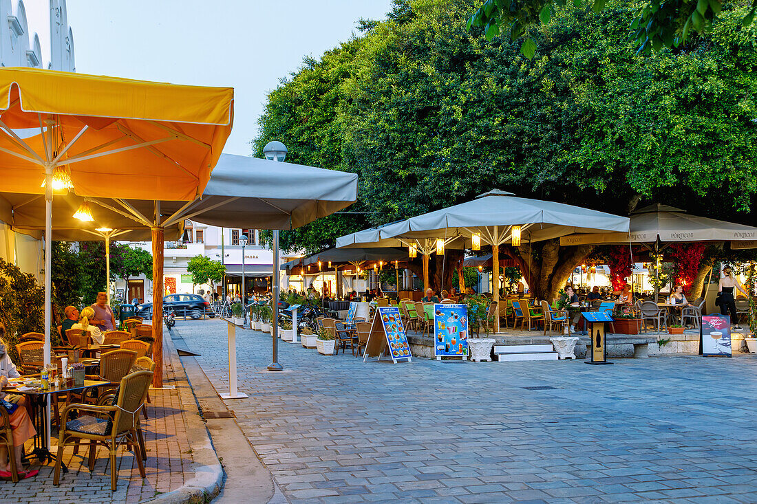 Platia Agias Paraskevis mit Restaurants am Abend in Kos-Stadt auf der Insel Kos in Griechenland