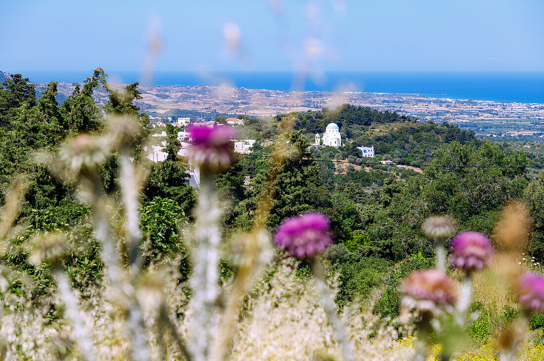 Ausblick auf das Bergdorf Lagoudia (Lagoudi) mit der Kirche Panagia Theotokou Genesiou und die Nördküste auf der Insel Kos in Griechenland