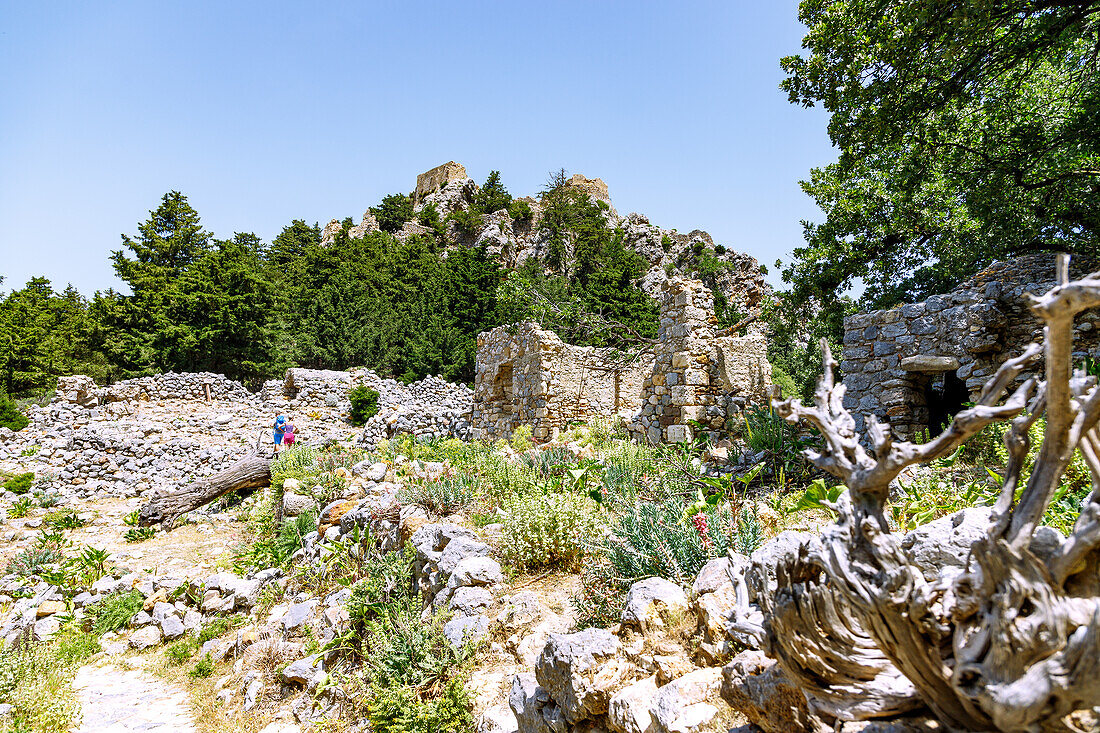 Mauerreste eines Gebäudes und Blick auf die Burgruine Castro in der Ruinenstadt Paleo Pyli (Palio Pili, Palea Pyli, Alt-Pyli, Old Pyli) auf der Insel Kos in Griechenland