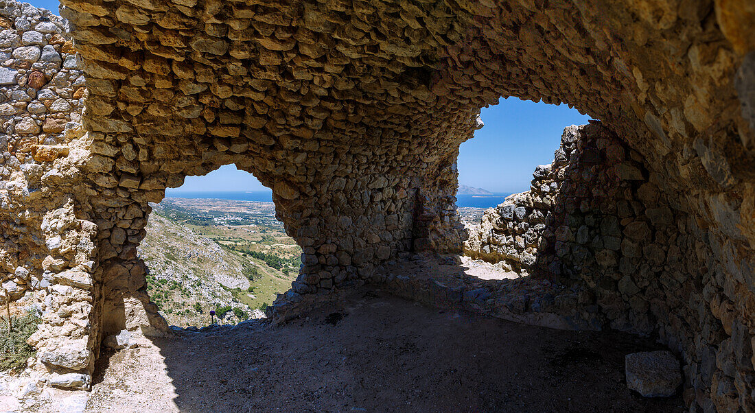 Ausblick durch den durchbrochenen Gewölbebogen der Burgruine von Paleo Pyli (Palio Pili, Palea Pyli, Alt-Pyli, Old Pyli) auf der Insel Kos in Griechenland