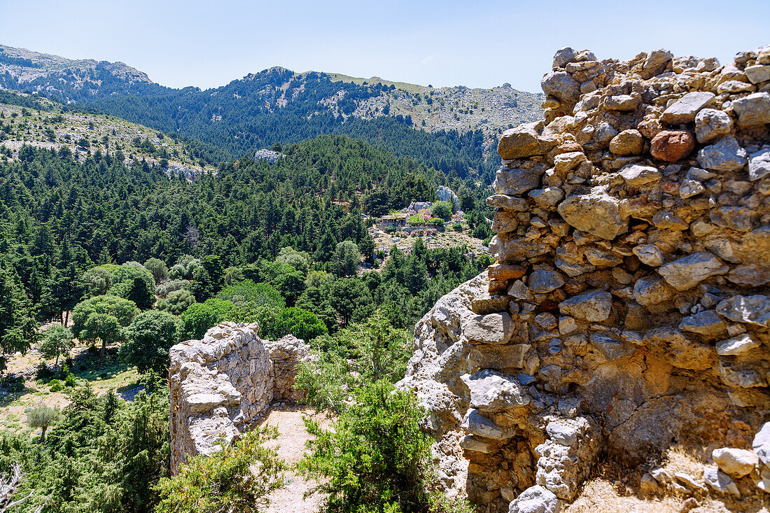 Ausblick von der Burgruine Castro von Paleo Pyli (Palio Pili, Palea Pyli, Alt-Pyli, Old Pyli) auf das Oria Café über der Ruinenstadt auf der Insel Kos in Griechenland