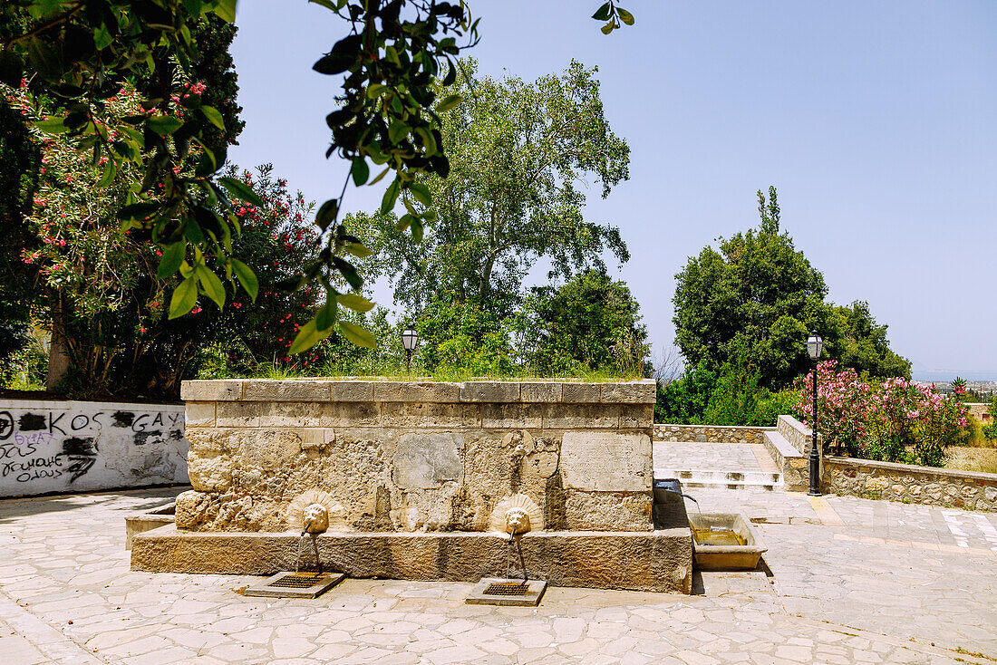 mit Löwenköpfen geschmückter Brunnen Paleo Pigi (Old Water Spring) in Pyli (Pili) auf der Insel Kos in Griechenland