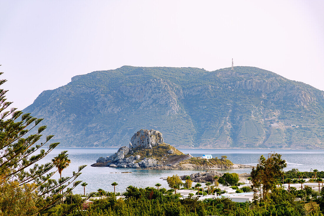 Ausblick von Agios Stefanos auf die Bucht von Kefalos mit der Insel Kastri und der Kapelle Agios Nikolaos auf der Insel Kos in Griechenland