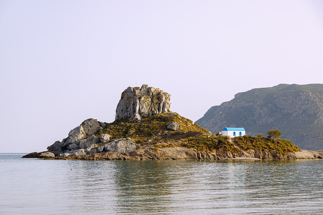 Ausblick auf die Insel Kastri mit der Kapelle Agios Nikolaos  in der Bucht von Kefalos auf der Insel Kos in Griechenland