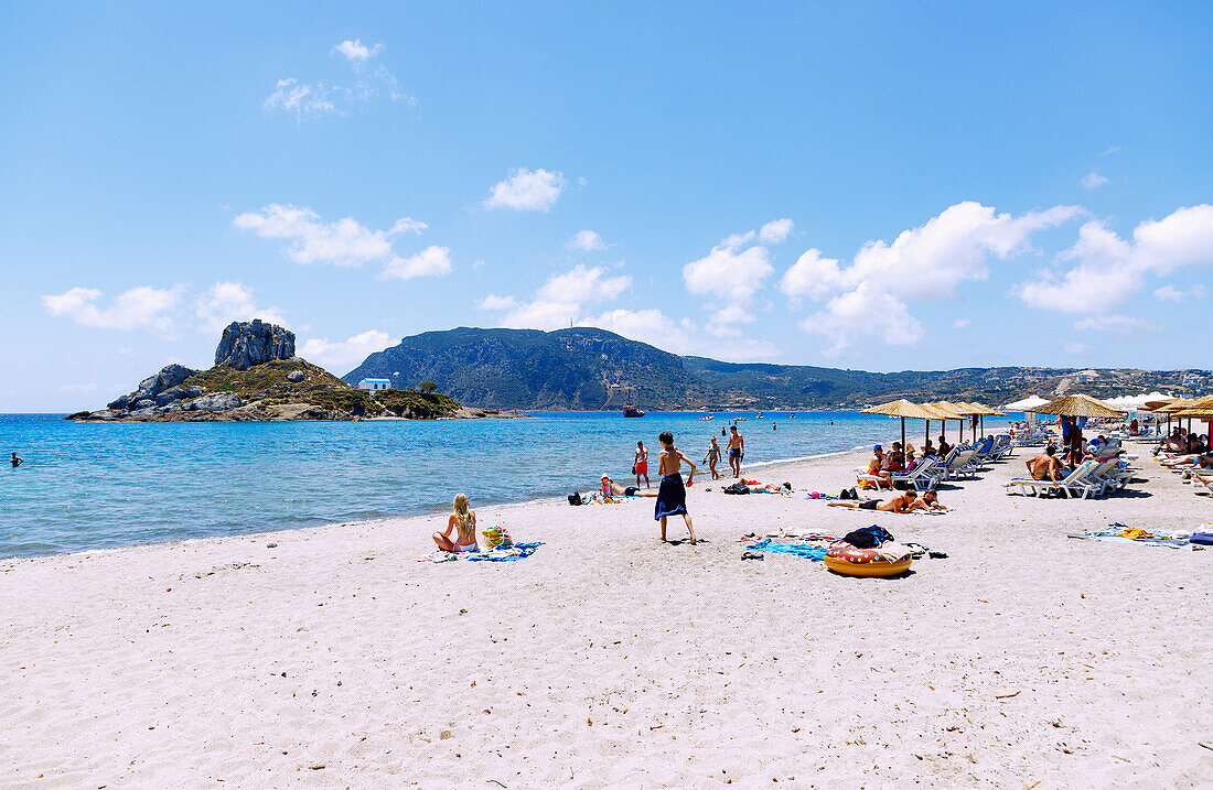 Agios Stefanos Beach mit Ausblick auf die Insel Kastri mit der Kapelle Agios Nikolaos und die Bucht von Kefalos auf der Insel Kos in Griechenland 